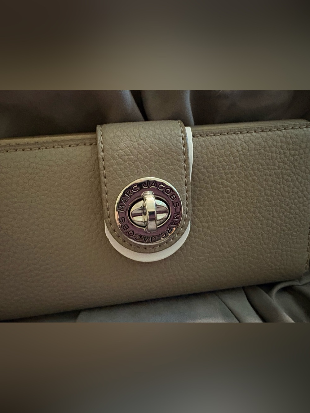 Marc Jacobs Taupe Pebbled Leather Turnlock Continental Wallet NWT - Picture 2 of 6